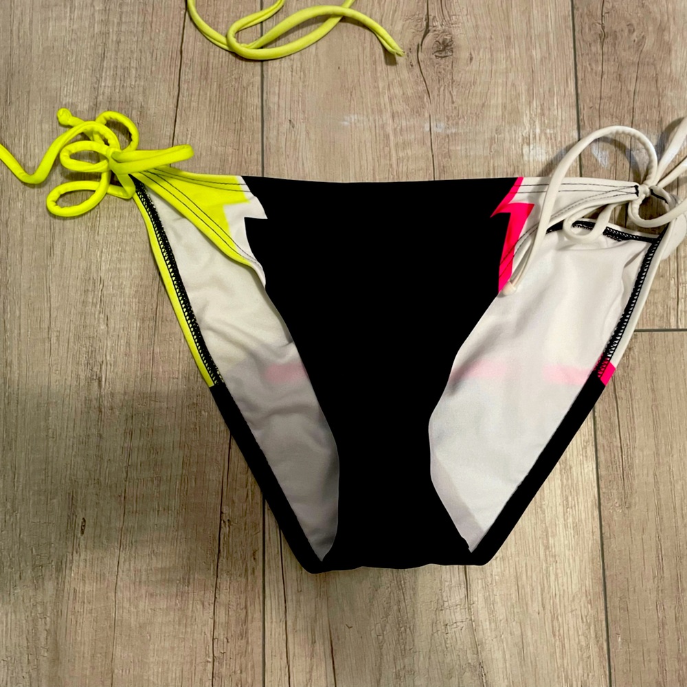 Rare NWOT Fox Bikini bottoms size XL but more like a medium, they run small